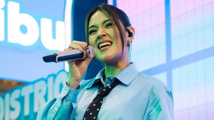 Bukan Pakai Gaun, Raisa Cosplay Jadi Teller Bank Cantik Saat Manggung dengan Gaya Preppy Serba Biru