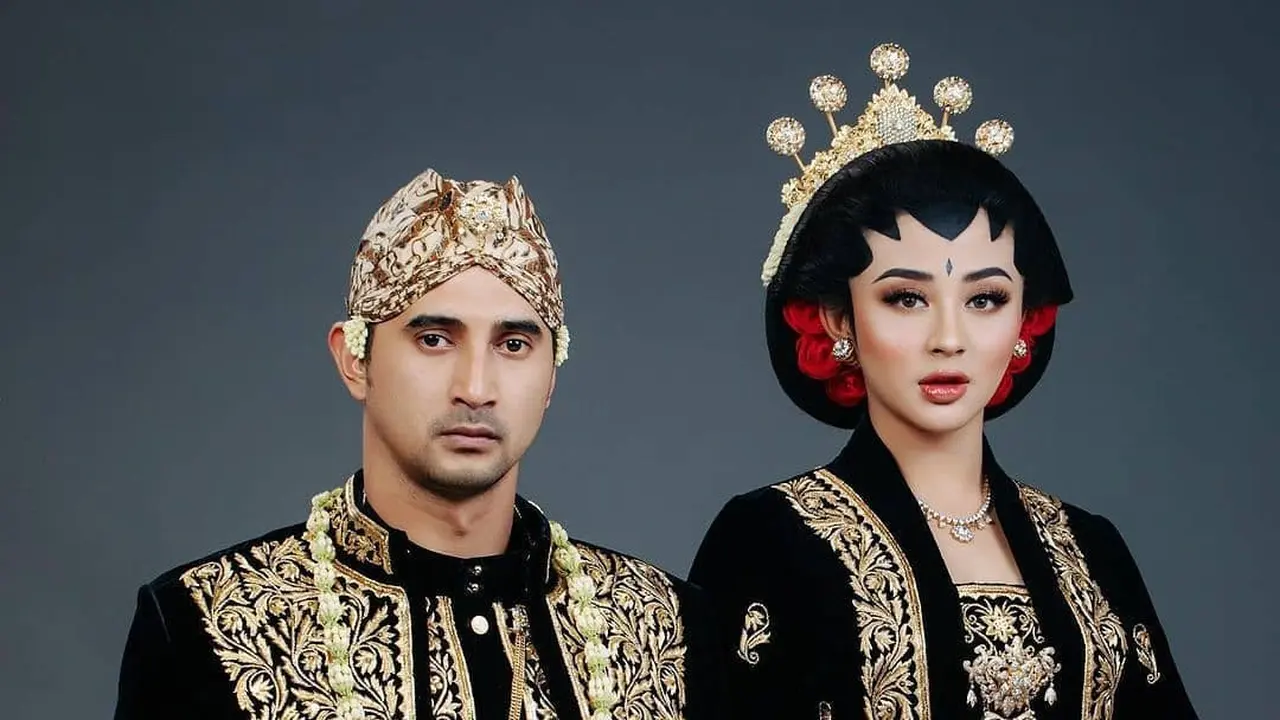 7 Potret Ali Syakieb dan Margin Wieheerm dalam Busana Adat Jawa