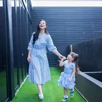 Momen kebersamaan Asmirandah dan Chloe dalam balutan outfit serasi yang menggemaskan (Instagram/@asmirandah89)