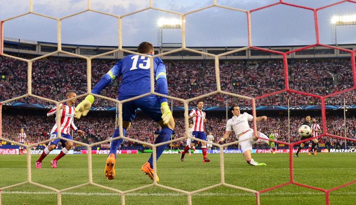 Oblak bermain gemilang di laga ini. Penjaga gawang 22 tahun itu berhasil membendung delapan lesatan pemain-pemain Madrid. Berkat performanya di bawah mistar gawang, Atletico mampu menahan imbang Madrid 0-0. (AFP PHOTO/GERARD JULIEN)