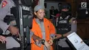 Terdakwa sejumlah kasus tindak pidana terorisme, Aman Abdurrahman digiring petugas usai mengikuti pembacaan tuntutan JPU di PN Jakarta Selatan, Jumat (18/5). Tim jaksa menuntut hukuman mati terhadap Aman Abdurrahman. (Liputan6.com/Helmi Fithriansyah)