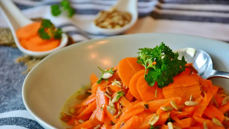 Wortel kukus segar yang baru selesai dimasak, sempurna untuk menu sehat harian Anda