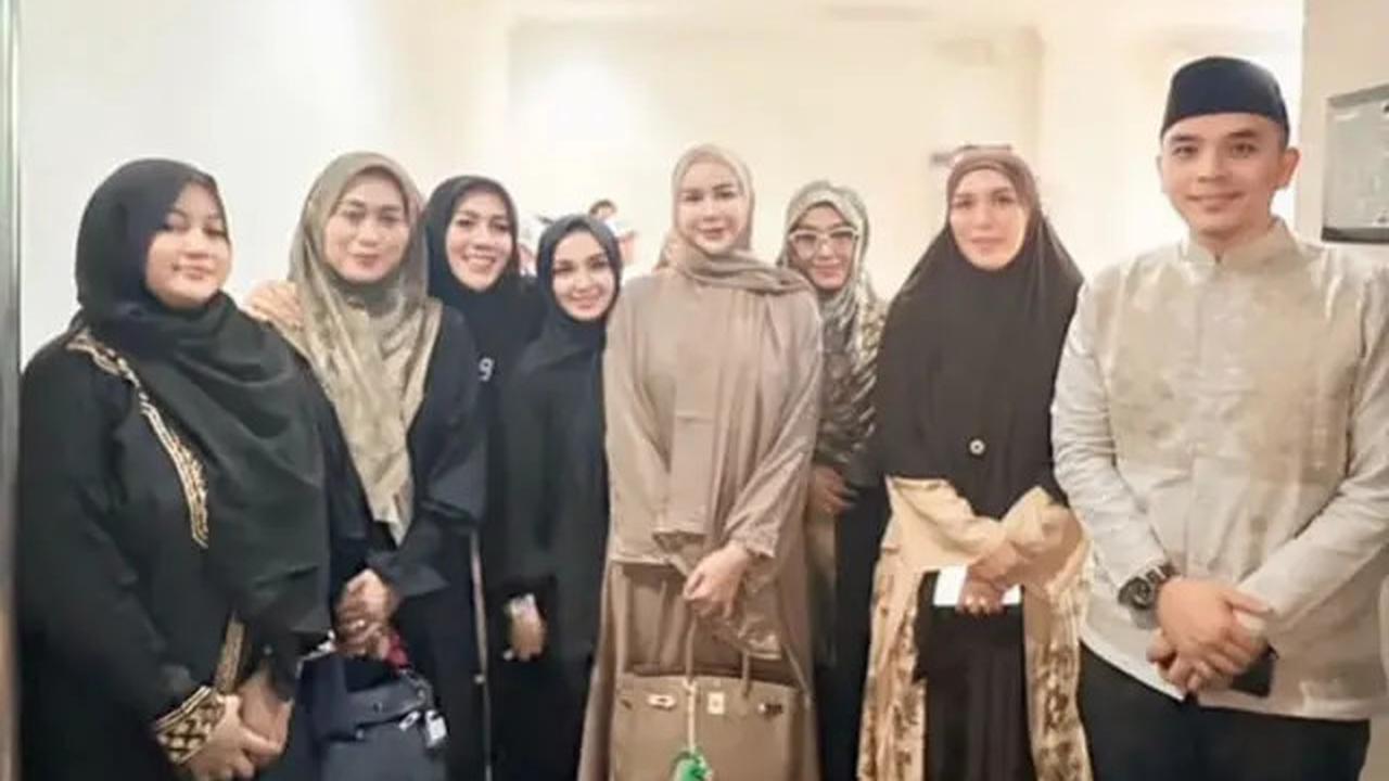 Gaya Aura Kasih Padukan Gamis dengan Tas dan Sandal Hermes saat Hadir Kajian