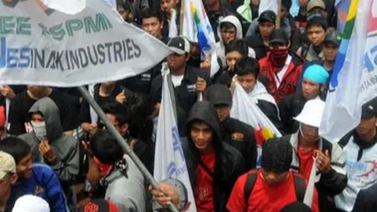 Khususnya ketika pemerintah menerbitkan aturan tentang outsourcing atau alih daya. Posisi buruh semakin terhimpit setelah Undang-Undang Cipta Kerja disahkan oleh DPR.