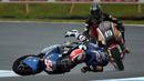 Pebalap Italtrans Racing, Mattia Pasini terjatuh dekat pebalap AGR team, Axel Pons pada sesi pertama pratice Moto 2 Australian Grand Prix di Phillip Island (22/10/2016). (AFP/Saeed Khan)