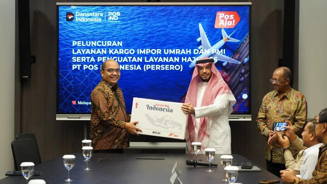 Guna meringankan beban biaya kiriman masyarakat di luar negeri, PT Pos Indonesia memperluas layanan Kargo PMI dan Haji yang mendukung integrasi proses kepabeanan. (Dok Pos Indonesia)