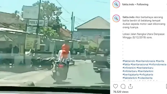terlihat seorang pemotor membiarkan balita yang harusnya duduk di belakang saat kendaraan berjalan justru dibiarkan berdiri.