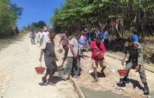 Bosan Lihat Jalan Rusak, Warga Kupang Bersatu Perbaiki