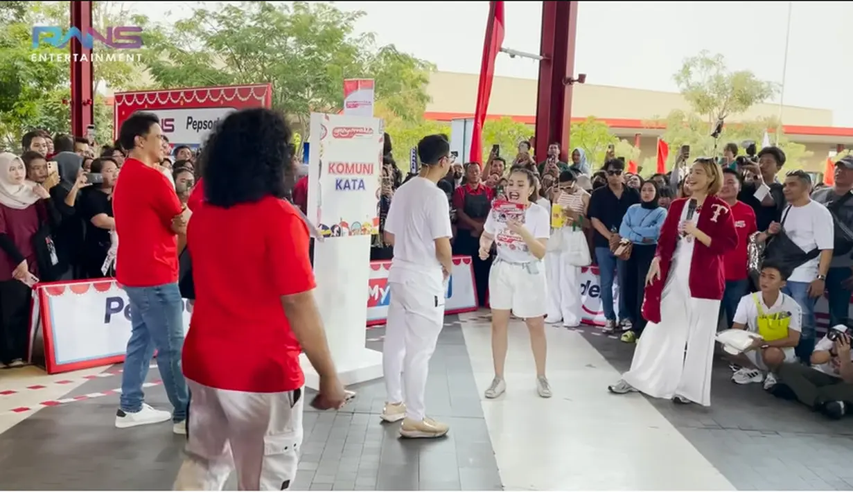 Raffi dan istri, Nagita Slavina kompak mengenakan putih-putih. Melengkapi penampilannya, Nagita atau juga biasa disapa Gigi itu mengenakan alas kaki warna putih. [Instagram/raffinagita1717]