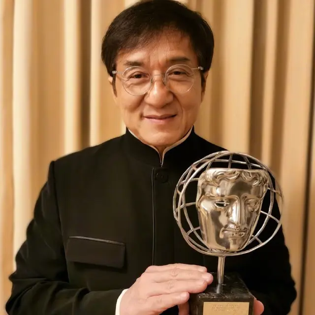 Jackie Chan Dikabarkan Kena Virus Corona, Ini 7 Potret Terbarunya