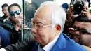 Mantan Perdana Menteri Najib Razak tiba di kantor Komisi Anti-Korupsi Malaysia (MACC) untuk menjalani pemeriksaan di Putrajaya, Selasa (22/5). Najib Razak akan dimintai keterangan mengenai aliran dana US$10,6 juta ke rekening pribadinya. (AP/Sadiq Asyraf)