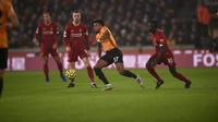 winger Wolves Adama Traore membuat repot pertahanan Liverpool (AFP)
