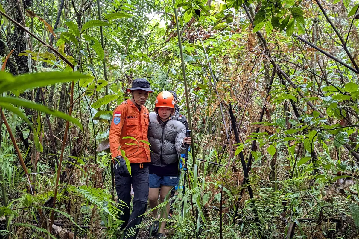 Proses evakuasi terhadap salah satu pendaki di Gunung Klabat pada, Sabtu (25/1/2025).