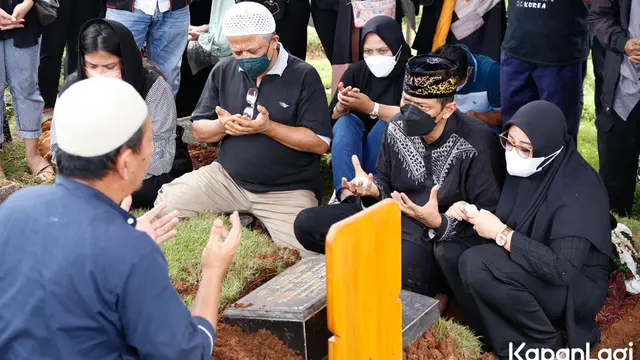 Pemakaman ayah Doddy Sudrajat (Kapanlagi.com)