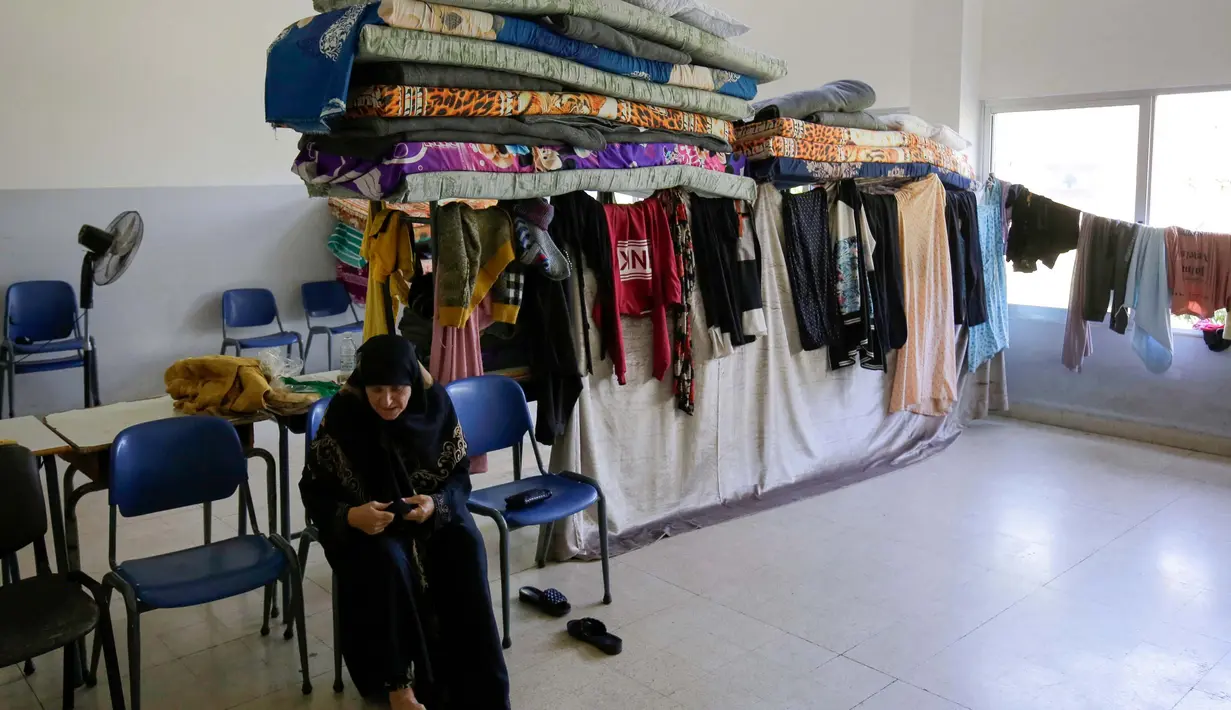 Ruang kelas ditumpuk dengan kasur yang akan terisi penuh nantinya. (Ibrahim Chalhoub/AFP)