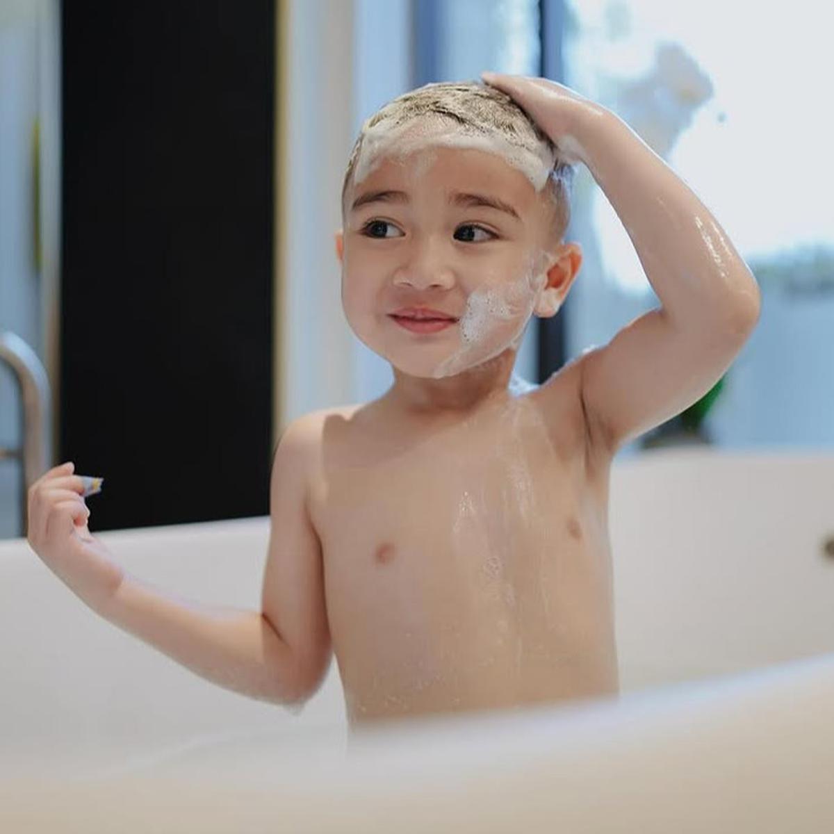 Potret Rayyanza Mandi di Bathtub Saat Liburan, Netizen Heboh: Masih Kecil Tapi Gantengnya Kelewatan