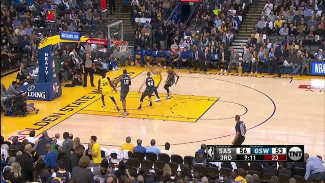 Berita video game recap NBA 2017-2018 antara Golden State Warriors melawan San Antonio Spurs dengan skor 110-107.