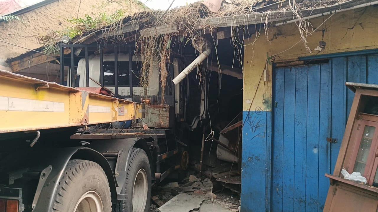 Kronologi Truk Tabrak Kios di Buahbatu Bandung, Pengemudi Tewas
