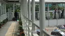 Sejumlah orang menyeberang melalui Jembatan Penyeberangan Orang (JPO)  Bundaran HI, Jakarta, Jumat (20/3/2015). Pemprov DKI akan menjadikan JPO di kawasan Bundaran HI sebagai standar JPO yang ada di Jakarta nanti. (Liputan6.com/Faizal Fanani)