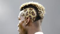 Gelandang Juventus, Paul Pogba, tampil dengan potongan rambut baru saat menghadapi AS Roma  Senin (25/1/2016) dini hari WIB. (Reuters/Albert Gea)