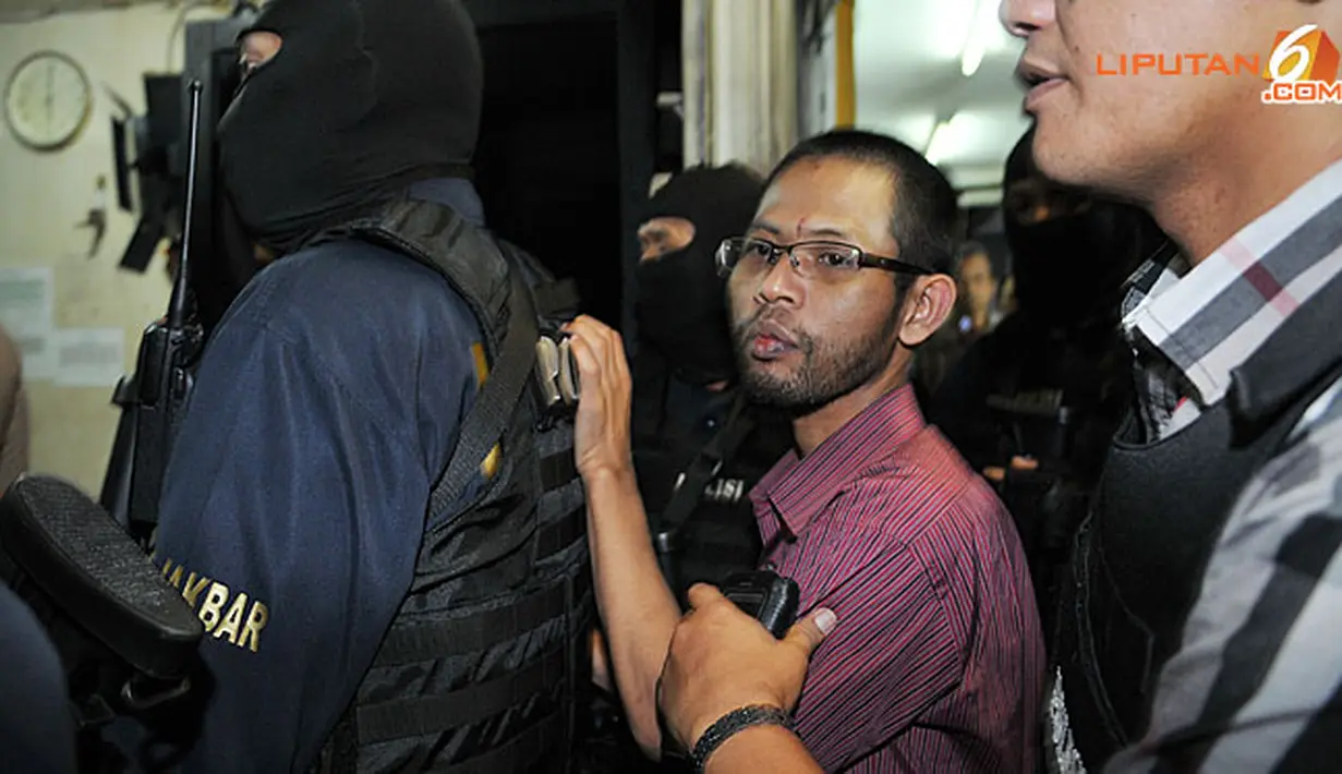 Korban dijaga ketat saat keluar dari TKP (Liputan6.com/ Danu Baharuddin)