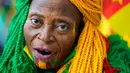 Seorang suporter dari Kamerun berpose sebelum dimulainya pertandingan sepak bola Grup G Piala Dunia 2022 antara Swiss dan Kamerun di Stadion Al Janoub, Al Wakrah, Qatar, Kamis (24/11/2022). (AP Photo/Petr Josek)