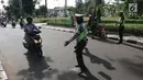 Polisi menghentikan pengendara bermotor saat Operasi Keselamatan Jaya 2018  di Jalan Letjen Suprapto, Jakarta Pusat, Senin (5/3). Operasi berkendara ini lebih menekankan pentingnya kesadaran untuk tertib dalam berlalulintas. (Liputan6.com/Arya Manggala)