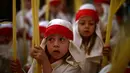 Anak-anak dari persaudaraan "La Borriquita" mengikuti pengakuan dosa dalam acara prosesi Pekan Suci di Cordoba, Spanyol (9/4). (AP Photo / Manu Fernandez)