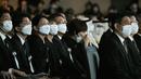 <p>Akie Abe (kanan tengah), istri mantan Perdana Menteri Jepang Shinzo Abe, bereaksi ketika orang-orang menonton gambar mendiang suaminya pada layar video besar saat prosesi pemakaman kenegaraan di Nippon Budokan,Tokyo, Jepang, Selasa (27/9/2022). (Philip Fong/Pool Photo via AP)</p>