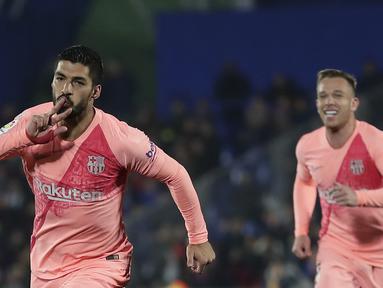 Striker Barcelona, Luis Suarez, melakukan selebrasi usai mencetak gol ke gawang Getafe pada laga La Liga di Stadion Alfonso Perez, Minggu (6/1). Barcelona menang 2-1 atas Getafe. (AP/Manu Fernandez)