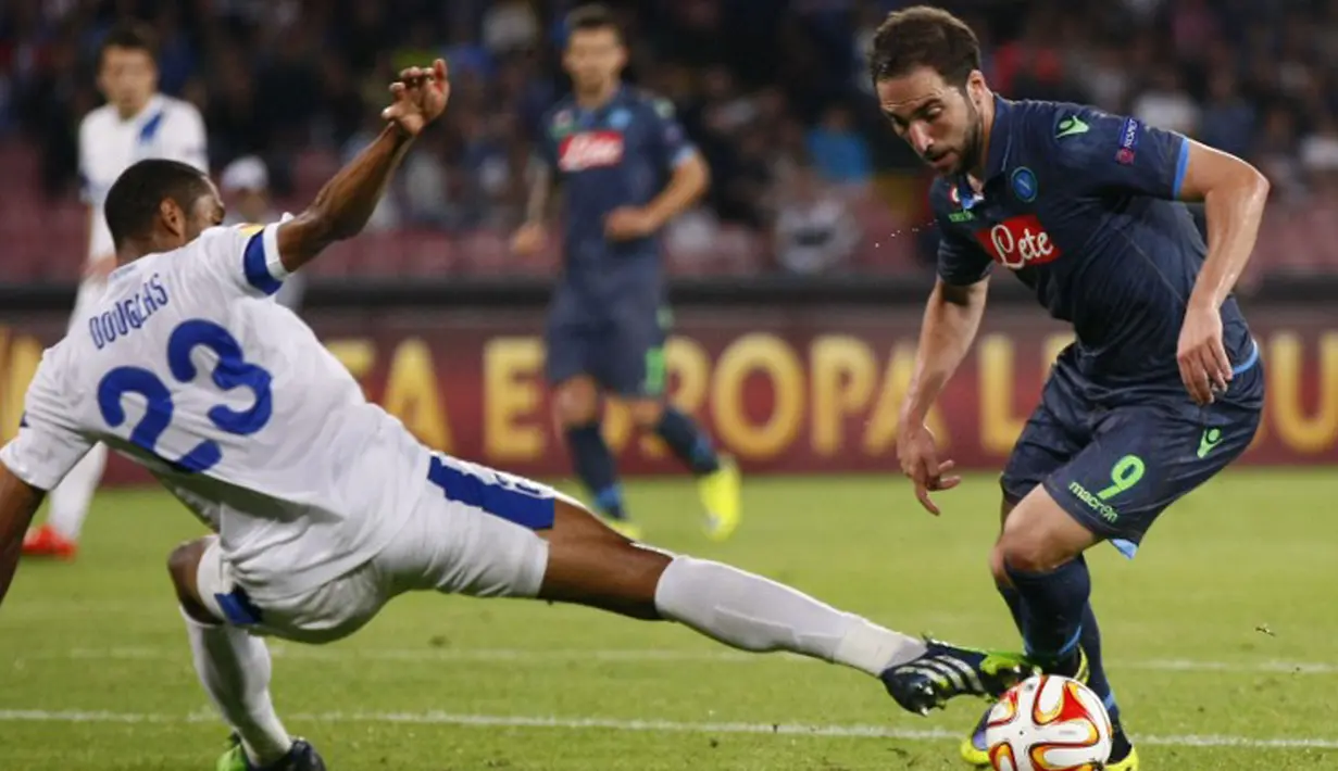 Penyerang Napoli, Gonzalo Higuain (kanan) berusaha melewati bek Dnipro Douglas pada leg pertama semifinal Europa League di Stadion San Paolo, Kamis (7/5/2015). Napoli bermain imbang 1-1 atas Dnipro Dnipropetrovsk.  (AFP PHOTO/Carlo Hermann)
