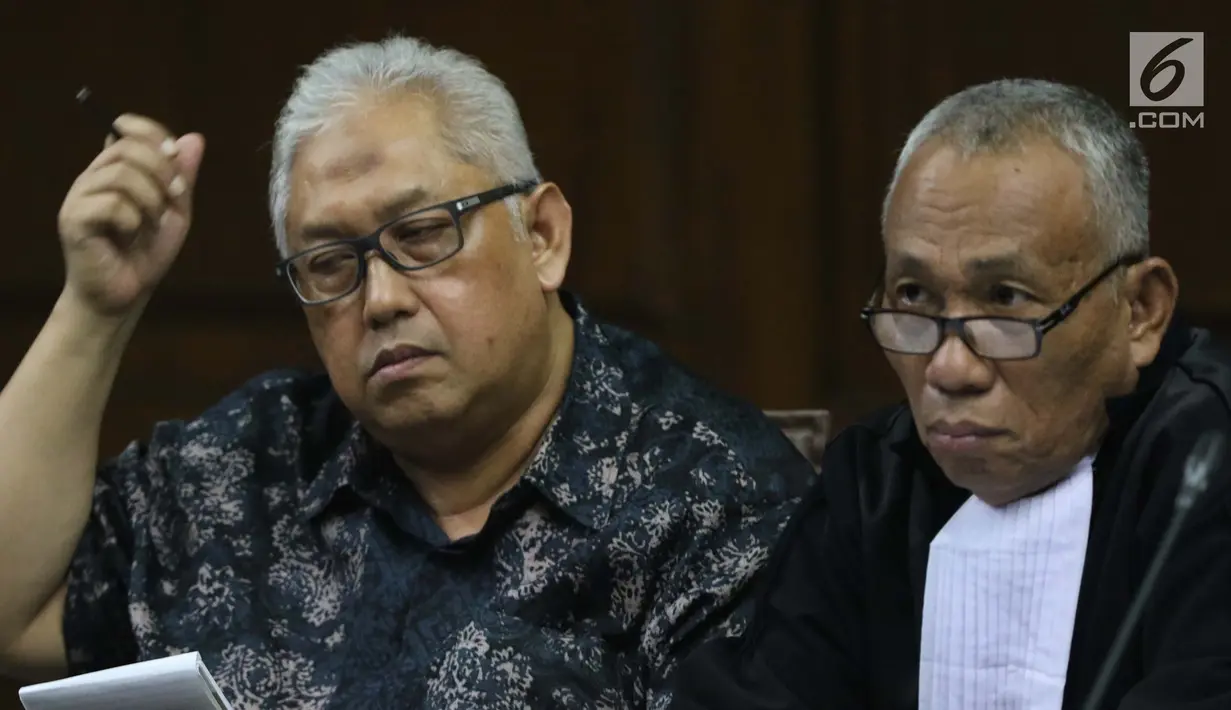 Terdakwa dugaan suap anggota Komisi I DPR 2014-2019 Fayakhun Andriadi terkait penambahan anggaran untuk pengadaan proyek satelit monitoring dan drone Bakamla, Erwin Syaaf Arief (kiri) saat menjalani sidang lanjutan di Pengadilan Tipikor, Jakarta, Senin (5/8/2019). (Liputan6.com/Helmi Fithriansyah)