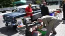 Pelanggan melihat-lihat setumpuk piringan hitam di Classic Car Boot Sale, London, Inggris, 7 Agustus 2021. Classic Car Boot Sale berlangsung selama dua hari. (JUSTIN TALLIS/AFP)