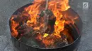 Petugas memusnahkan barang bukti narkoba berupa ganja dengan cara dibakar di halaman Polres Jakarta Utara, Senin (19/2). (Liputan6.com/Arya Manggala)