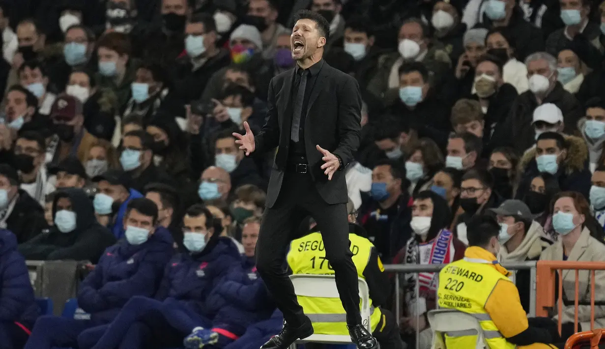 Di awal babak kedua, pelatih Atletico Madrid Diego Simeone memasukkan Joao Felix dan Thomas Lemar menggantikan Antoine Griezmann dan Yannick Carrasco. (AP/Bernat Armangue)