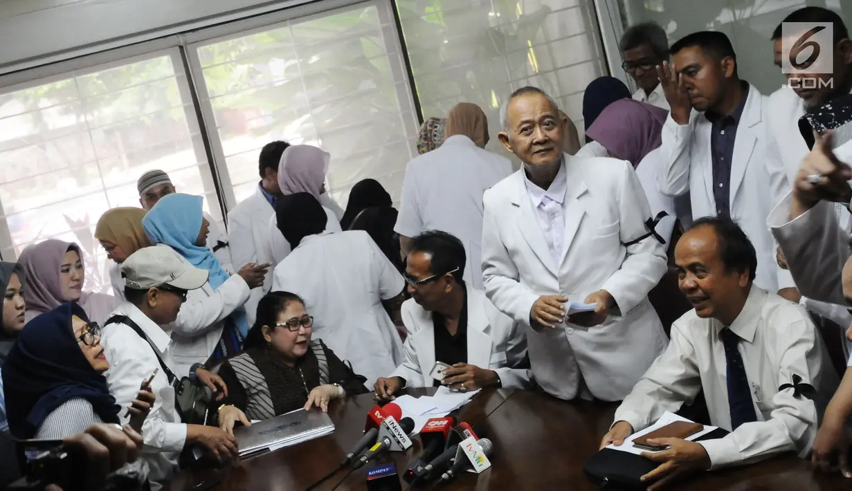 Pengacara Elza Syarief bersama Komunitas Kesehatan Peduli Bangsa memberi keterangan pers terkait meninggalnya petugas KPPS, Panwaslu, dan polisi saat Pemilu 2019, Jakarta, Kamis (9/5/2019). Mereka menyatakan autopsi diperlukan untuk mengungkap penyebab kematian petugas. (Liputan6.com/HermanZakharia)