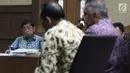 Terdakwa dugaan penerimaan suap terkait kerja sama pembangunan PLTU Riau-1 Idrus Marham (kiri) menyimak keterangan Dirut PT PLN Persero Sofyan Basir saat sidang lanjutan di Pengadilan Tipikor, Jakarta, Selasa (12/2). (Liputan6.com/Helmi Fithriansyah)