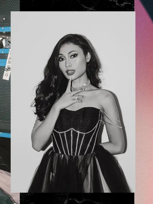 Di penghujung 2022, Novia Bachmid sempat mengunggah foto dirinya dalan balutan strapless gown [instagram/noviabachmid]