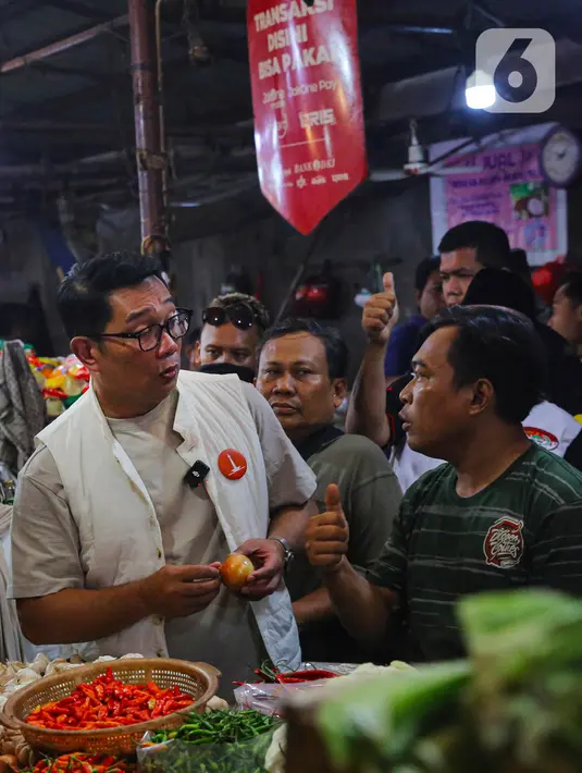 Di Pasar Kebayoran Lama, Jakarta, Ridwan Kamil melihat langsung aktivitas jual-beli dan menyapa serta berdialog dengan para pedagang maupun pembeli. (Liputan6.com/Angga Yuniar)