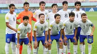 Starting XI Timnas Uzbekistan U-17 berfoto sebelum dimulainya laga perempat final Piala Dunia U-17 2023 menghadapi Timnas Prancis U-17 di Stadion Manahan, Solo, Sabtu (25/11/2023). (Doc. LOC WCU17/NFL)