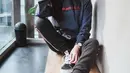 Artis cantik pemilik 391 ribu followers di instagram ini, tampil dengan hoodie dan celana serba gelap. Penampilannya tampak sporty ditambah dengan sneakers. Ia juga membintangi sebuah film horor yang baru tayang berjudul Nightmare Side The Movie. (Liputan6.com/IG/@faynabilalxndr)