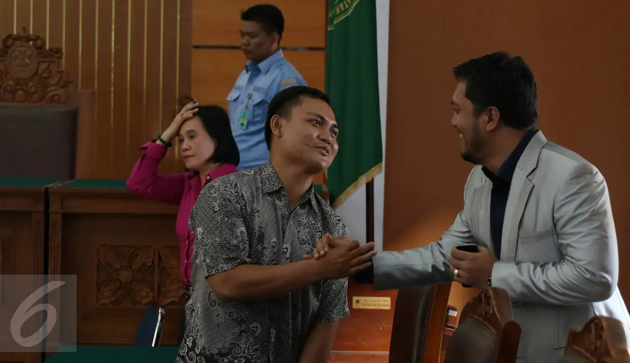 Kuasa hukum Ahmad Dhani, Ramdan Alamsyah (kanan) saat di Pengadilan Negeri Jakarta Selatan, Rabu (30/9/2015). Ramdan menyambut gembira atas putusan hakim yang menolak gugatan praperadilan Farhat Abbas. (Liputan6.com/Herman Zakharia)
