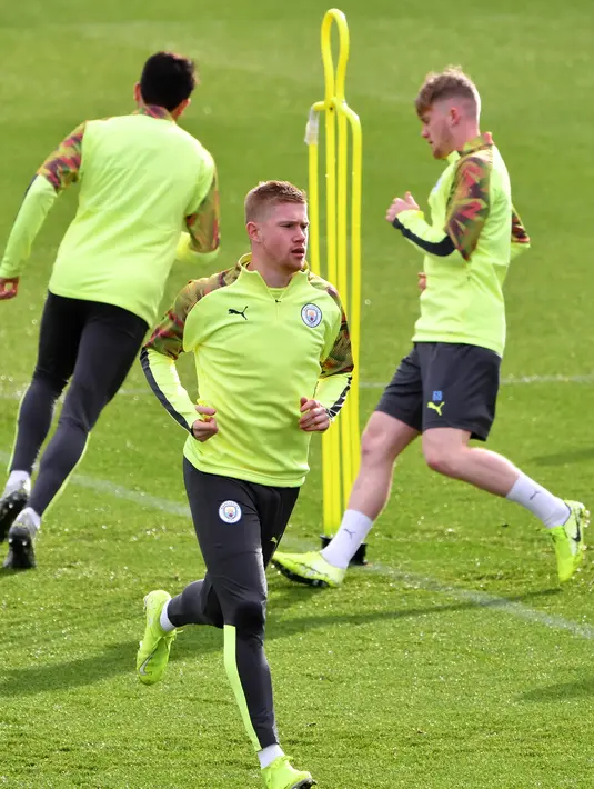 Gelandang Manchester City Kevin De Bruyne mengikuti sesi latihan jelang menghadapi Atalanta pada laga Grup C Liga Champions di City Football Academy, Manchester, Inggris, Selasa (5/11/2019). (Paul ELLIS/AFP)