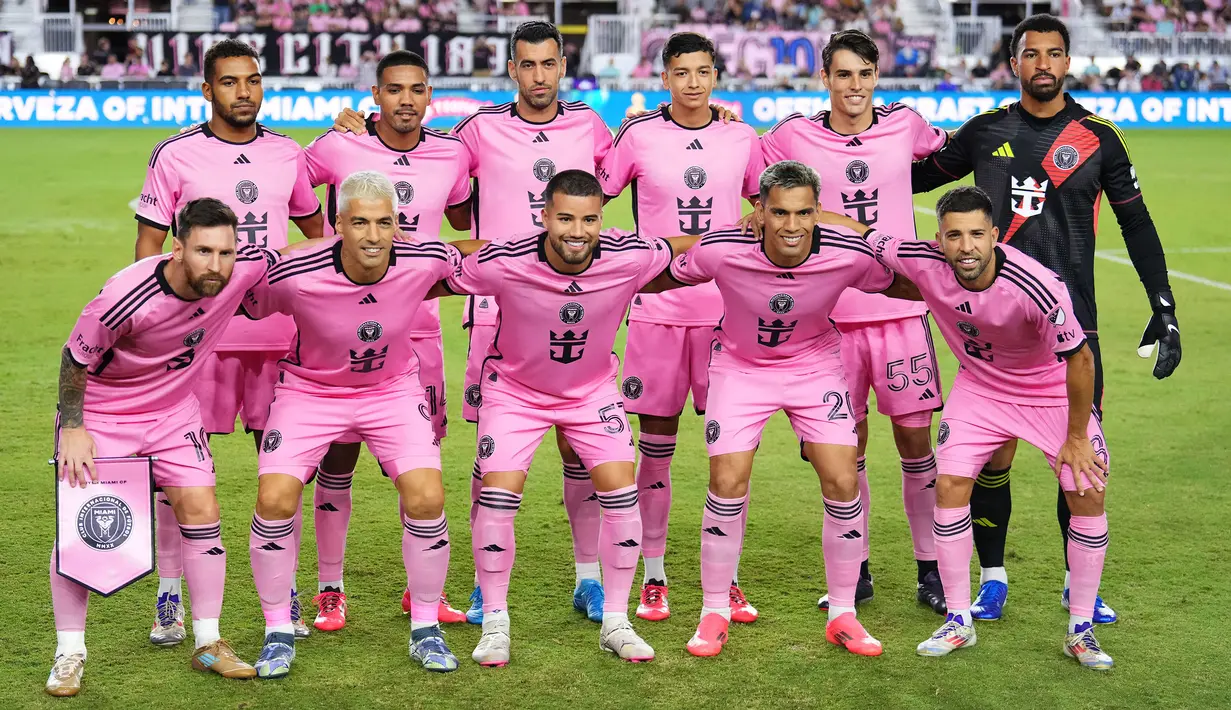 Starting XI pemain Inter Miami saat laga leg pertama semifinal Wilayah Timur Piala Major League Soccer (MLS) Amerika melawan Atlanta United yang berlangsung di Chase Stadium, Fort Lauderdale, Florida, Sabtu (26/10/2024) WIB. (AFP/Rich Storry)