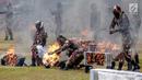 Prajurit Kopassus melakukan aksi ketangkasan saat peringatan HUT ke-67 Kopassus di Markas Kopassus, Cijantung, Jakarta, Rabu (24/4). Acara HUT Kopassus dimeriahkan sejumlah aksi demonstrasi unjuk kekuatan koprs Baret Merah ini, seperti beladiri, dan ketangkasan fisik. (Liputan6.com/Faizal Fanani)