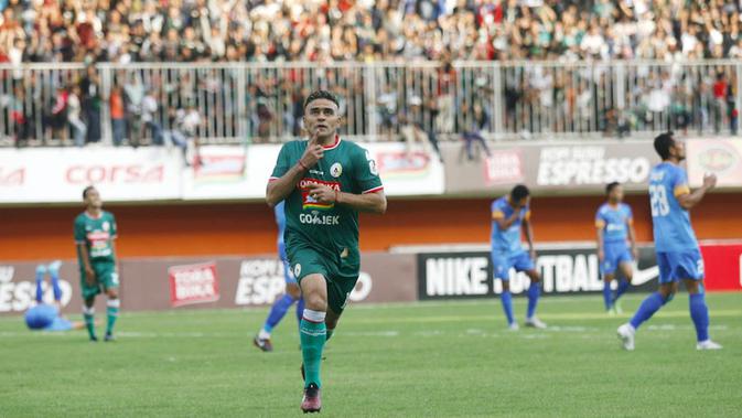 Striker andalan PSS, Cristian Gonzales, saat melakukan selebrasi gol ke gawang Persiraja Banda Aceh di Stadion Maguwoharjo, Sleman, Rabu (21/11/2018). (Bola.com/Vincentius Atmaja)