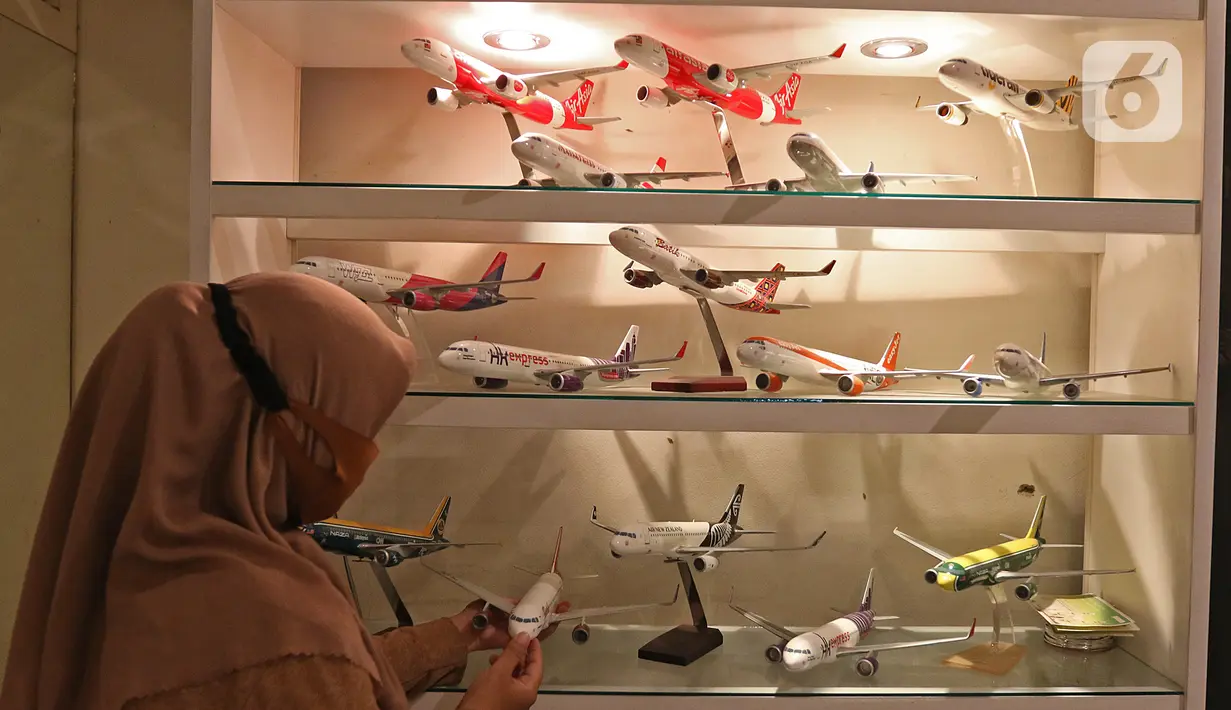 Pekerja menata miniatur pesawat di workshop Anglo Indonesian Aircraft Models di Cibinong, Kabupaten Bogor, Kamis (15/10/2020). Sebuah miniatur pesawat ini dijual seharga Rp250 ribu hingga Rp 50 juta tergantung skalanya. (Liputan6.com/Herman Zakharia)