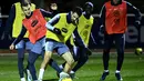 Pemain Prancis Lucas Digne (kiri) berebut bola dengan Leo Dubois (tengah) saat sesi latihan jelang menghadapi Moldova dan Albania pada babak kualifikasi Grup H Piala Eropa 2020 di Clairefontaine-en-Yvelines, Prancis, Selasa (12/11/2019). (FRANCK FIFE/AFP)