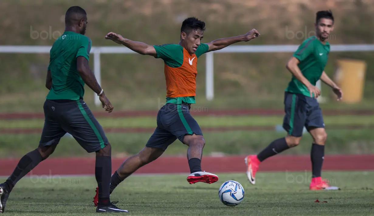 Gelandang Timnas Indonesia U-22, Hanif Sjahbandi, menggiring bola  saat latihan di Stadion UKM, Selangor, Senin (14/8/2017). Ini merupakan latihan terakhir jelang laga SEA Games melawan Thailand. (Bola.com/Vitalis Yogi Trisna)