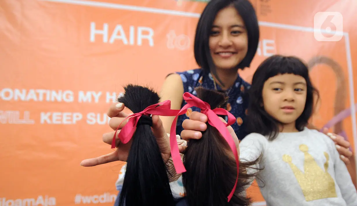 Pendonor menunjukkan rambutnya usai dipotong dalam acara Hair to Share di RS Siloam, Semanggi, Jakarta, Rabu (12/2/2020). Lebih dari 70 pendonor mendonasikan rambutnya untuk para penderita kanker di Yayasan Kanker Indonesia. (merdeka.com/Arie Basuki)